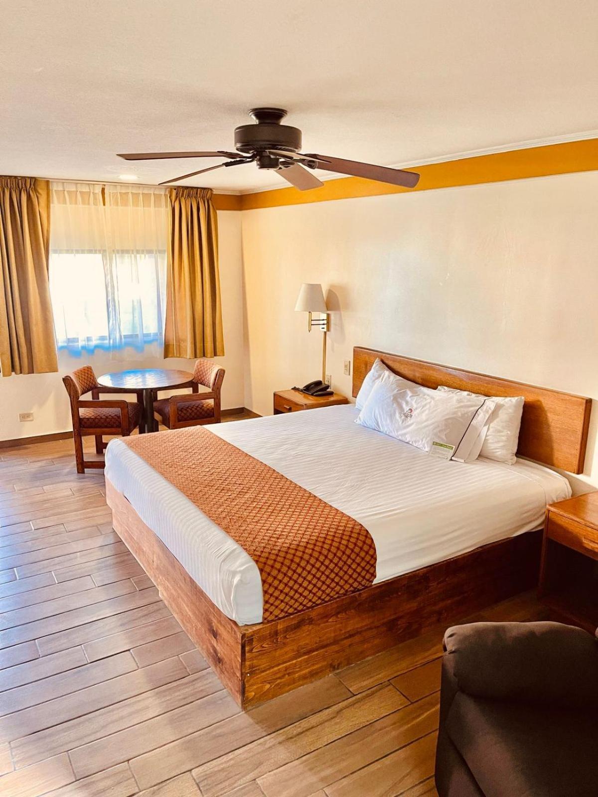 Hotel Santa Fe Camargo Extérieur photo